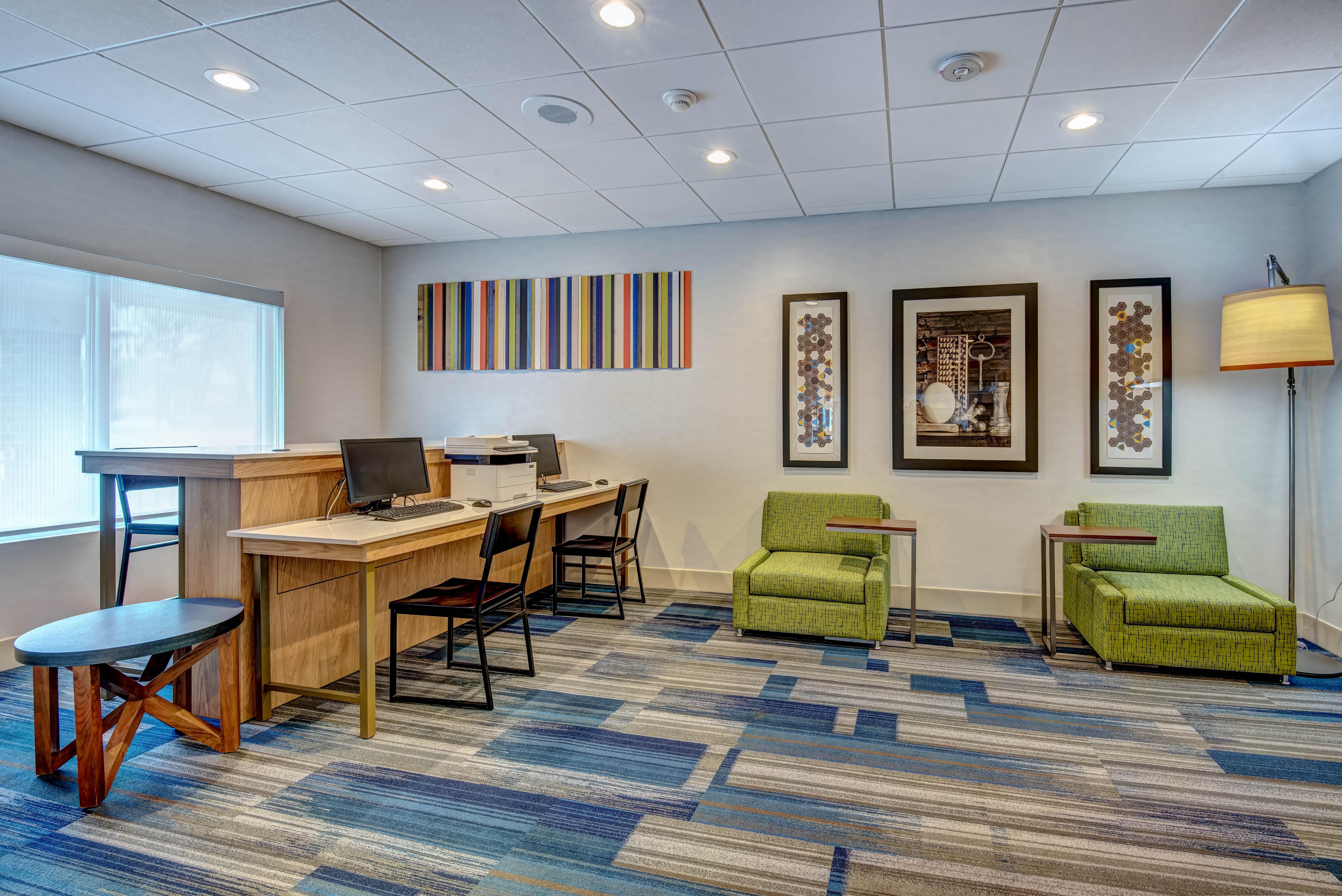 Holiday Inn Express Woodbridge By Ihg Avenel Exterior photo